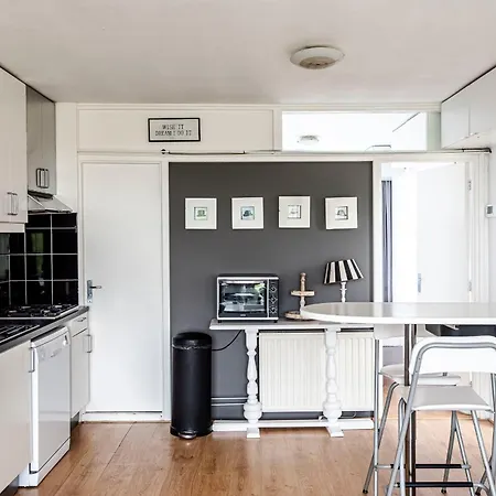 Chapeau Apartment *
